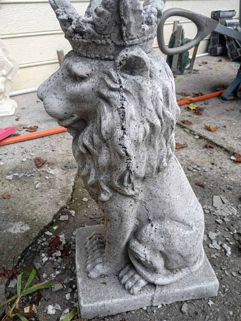 Crowned Lion Pair alternate view