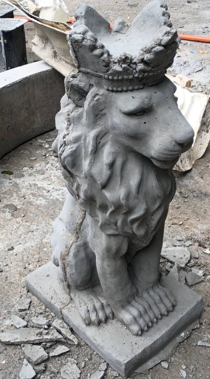The crowned lion fresh out of the mold in raw concrete at the Villa Rica shop